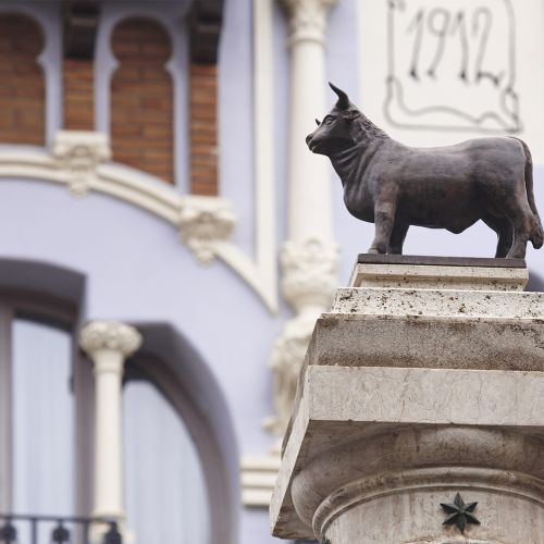Torico Teruel y edificio modernista